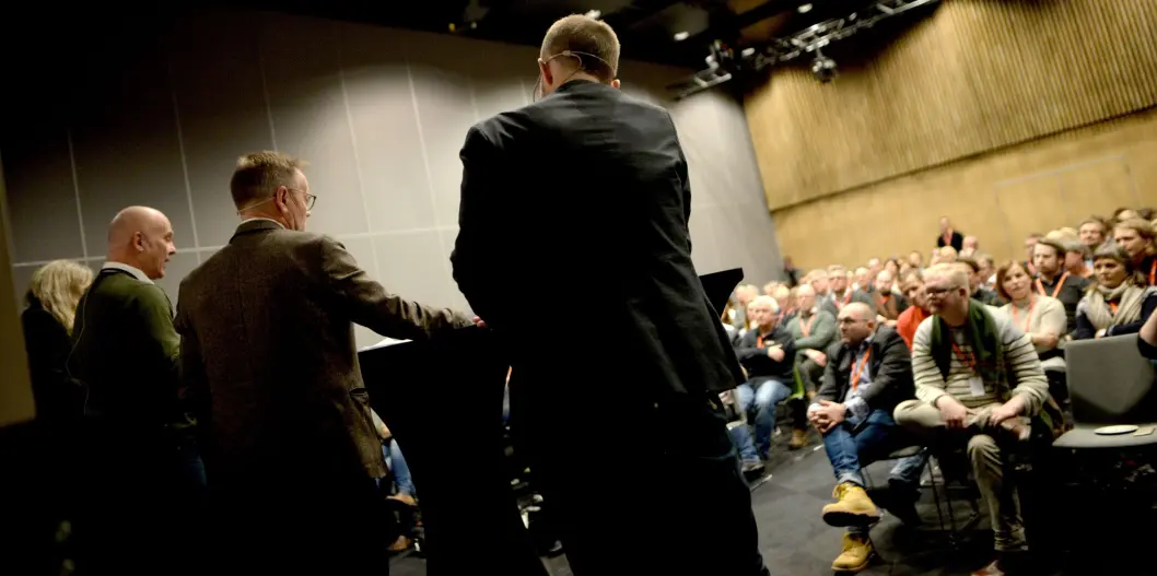 NRK-debatt på Svarte Natta-konferansen. Fra venstre: Debattleder Arne O. Holm, kringkastingssjef Thor Gjermund Eriksen, Dagblad-redaktør John Arne Markussen og Nordlys-redaktør Helge Nitteberg. NRK-debatt på Svarte Natta-konferansen. Fra venstre: Debattleder Arne O. Holm, kringkastingssjef Thor Gjermund Eriksen, Dagblad-redaktør John Arne Markussen og Nordlys-redaktør Helge Nitteberg.