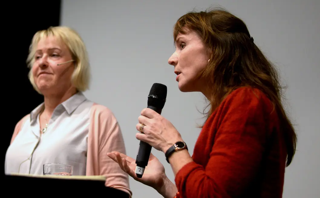 Frilansjournalist og kritiker Anki Gerhardsen (t.h.) diskuterer med blant andre NRKs distriktsdirektør Grethe Gynnild-Johnsen. Frilansjournalist og kritiker Anki Gerhardsen (t.h.) diskuterer med blant andre NRKs distriktsdirektør Grethe Gynnild-Johnsen.
