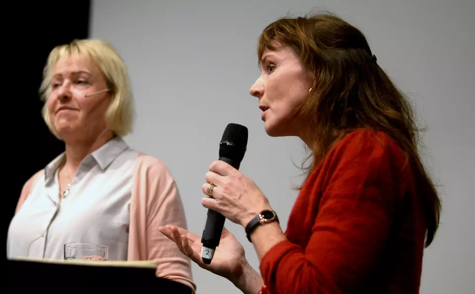 Frilansjournalist og kritiker Anki Gerhardsen (t.h.) diskuterer med blant andre NRKs distriktsdirektør Grethe Gynnild-Johnsen.