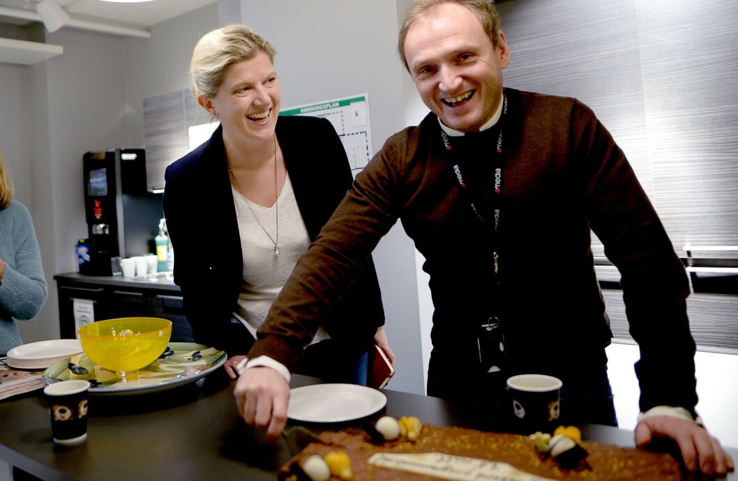 KAKEFEIRING: Forrige uke feiret Amedia den programmatiske veksten med kake. Her konserndirektør Victoria Schultz og business controller Jan Rune Idal. KAKEFEIRING: Forrige uke feiret Amedia den programmatiske veksten med kake. Her konserndirektør Victoria Schultz og business controller Jan Rune Idal.