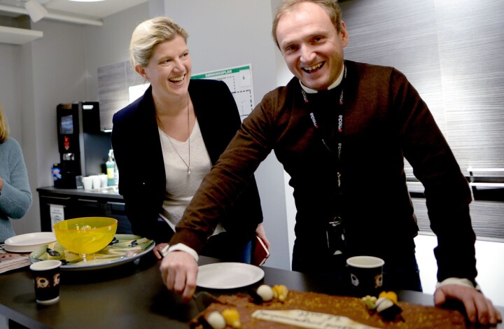 KAKEFEIRING: Forrige uke feiret Amedia den programmatiske veksten med kake. Her konserndirektør Victoria Schultz og business controller Jan Rune Idal.