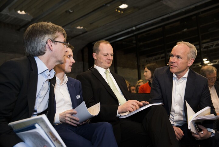 Fra høyre: Kommunal- og moderniseringsminister Jan Tore Sanner, samferdselsminister Ketil Solvik-Olsen, daværende statssekretær Reynir Johannesson og statssekretær Paul Chaffey under fremleggelse av stortingsmeldingen Digital agenda for Norge, om IKT- og ekom-politikken, i april 2016.