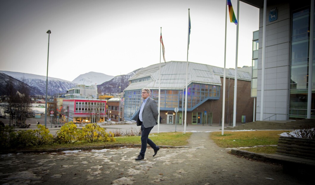Politisk redaktør Skjalg Fjellheim i Nordlys foran Tromsø by - utenfor avisens lokaler. Politisk redaktør Skjalg Fjellheim i Nordlys foran Tromsø by - utenfor avisens lokaler.