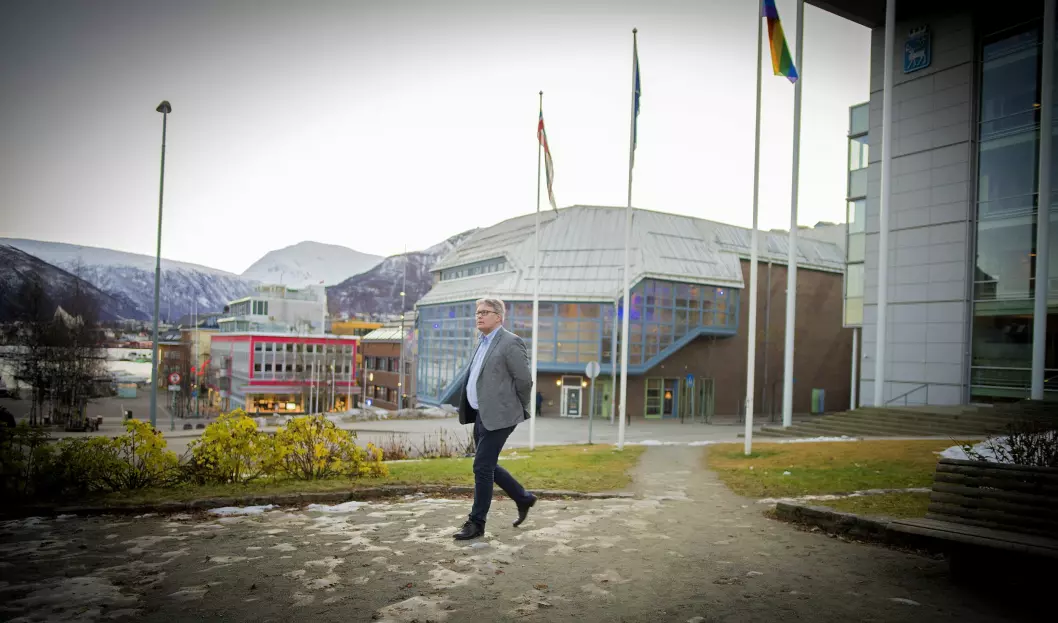Politisk redaktør Skjalg Fjellheim i Nordlys foran Tromsø by - utenfor avisens lokaler.