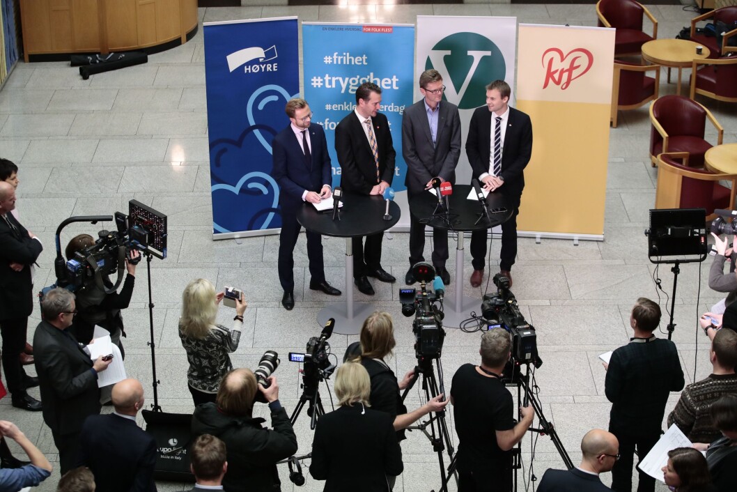 De finanspolitiske talsmennene Nicolai Astrup (H), Helge André Njåstad (Frp), Terje Breivik (V) og Kjell Ingolf Ropstad (KrF) holder pressekonferanse i Stortingets vandrehall etter at de kom til enighet i budsjettforhandlingene onsdag. De finanspolitiske talsmennene Nicolai Astrup (H), Helge André Njåstad (Frp), Terje Breivik (V) og Kjell Ingolf Ropstad (KrF) holder pressekonferanse i Stortingets vandrehall etter at de kom til enighet i budsjettforhandlingene onsdag.