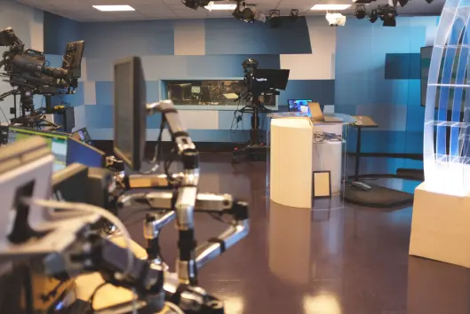 TV-studio hos Østlandssendingen. TV-studio hos Østlandssendingen.