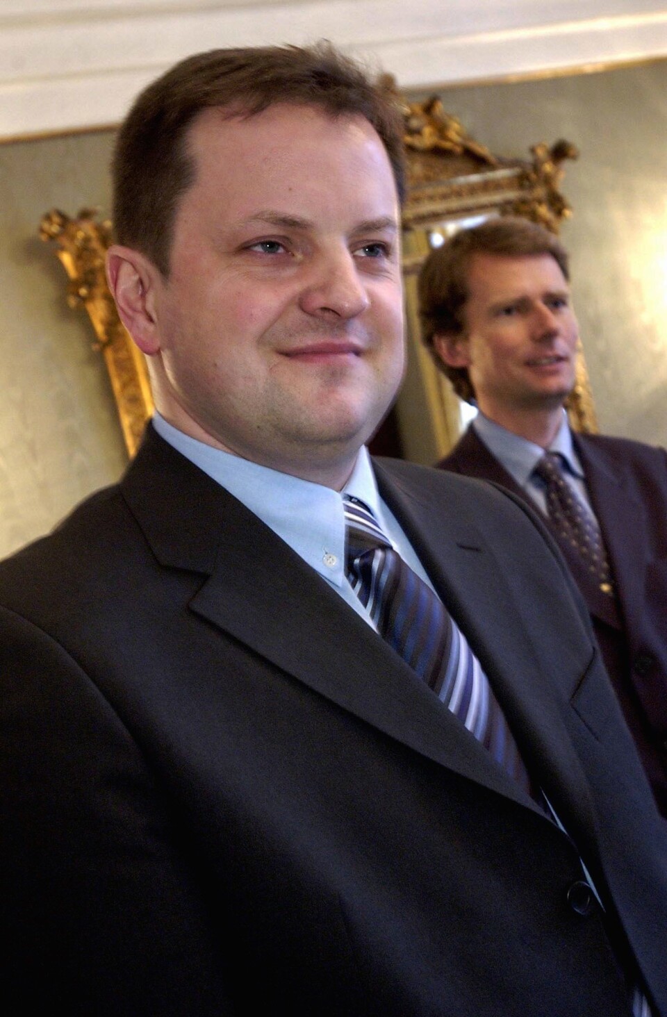 2003: Arne Krumsvik - den gang han sluttet i Romerikes Blad for å bli sjef for Kanal 4. I bakgrunnen: Radioselskapets daværende styreleder Per Axel Koch. 2003: Arne Krumsvik - den gang han sluttet i Romerikes Blad for å bli sjef for Kanal 4. I bakgrunnen: Radioselskapets daværende styreleder Per Axel Koch.