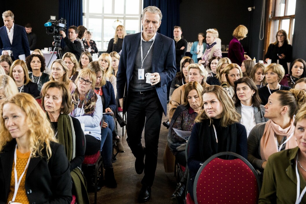 Konsernsjef Rolv Erik Ryssdal i Schibsted på vei opp på scenen for metoo-debatt i regi av Medienettverket for kvinner, i november 2017.
