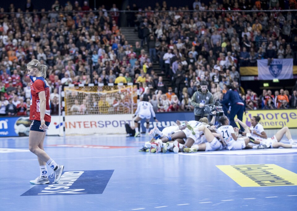 Veronica Kristiansen etter tapet i finalen mellom Frankrike og Norge. Franske jenter jubler på gulvet. Foto: Vidar Ruud / NTB scanpix