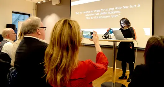 Kulturminister Linda Helleland tar bilde når assisterende generalsekretær Reidun Nybø i Norsk Redaktørforening snakker. Kulturminister Linda Helleland tar bilde når assisterende generalsekretær Reidun Nybø i Norsk Redaktørforening snakker.