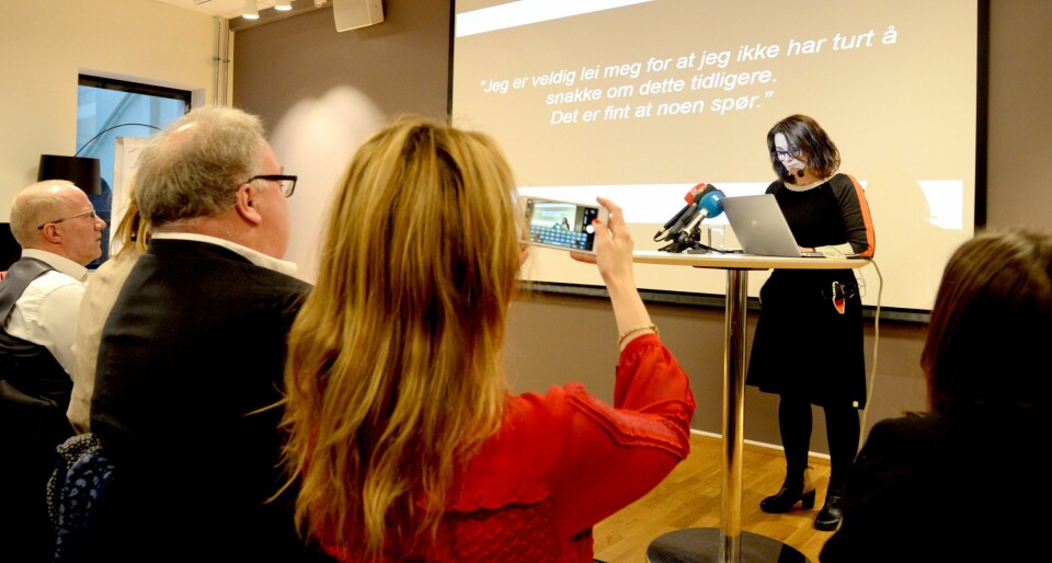 Kulturminister Linda Helleland tar bilde når assisterende generalsekretær Reidun Nybø i Norsk Redaktørforening snakker.