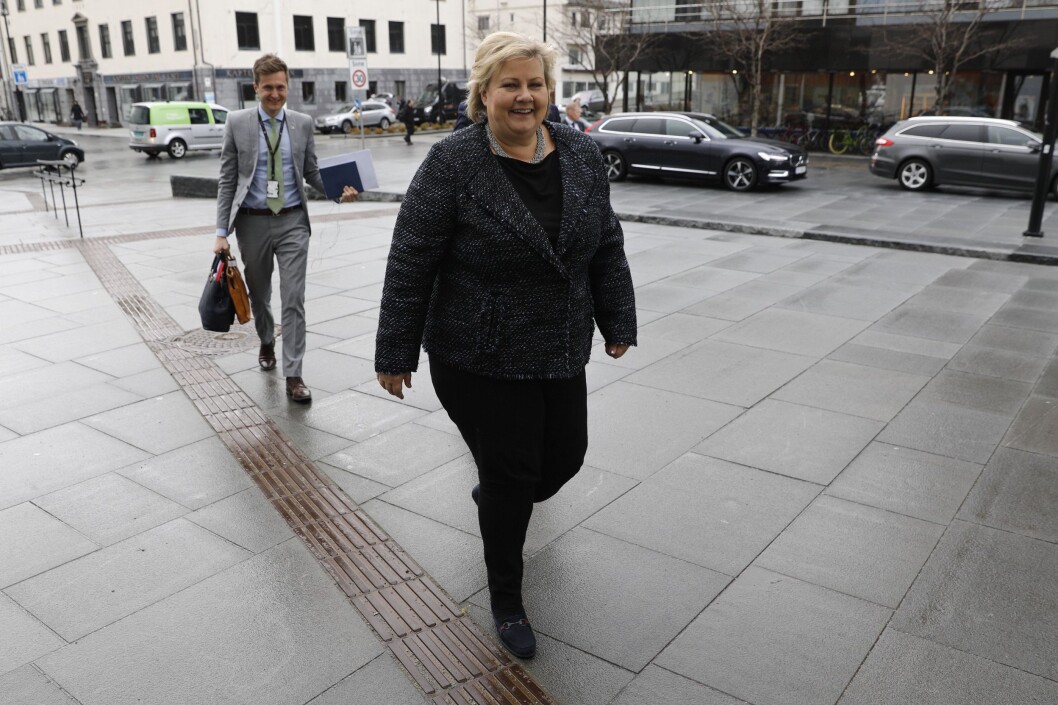 Statsminister Erna Solberg hadde gjennom flere år to veskebærere fra det lille tettstedet Melbu i Vesterålen; Sigbjørn Aanes og Hans Christian Kaurin Hansson. Nå har begge forlatt henne. Her Hans Christian noen skritt bak Erna i Bodø våren 2017. Statsminister Erna Solberg hadde gjennom flere år to veskebærere fra det lille tettstedet Melbu i Vesterålen; Sigbjørn Aanes og Hans Christian Kaurin Hansson. Nå har begge forlatt henne. Her Hans Christian noen skritt bak Erna i Bodø våren 2017.