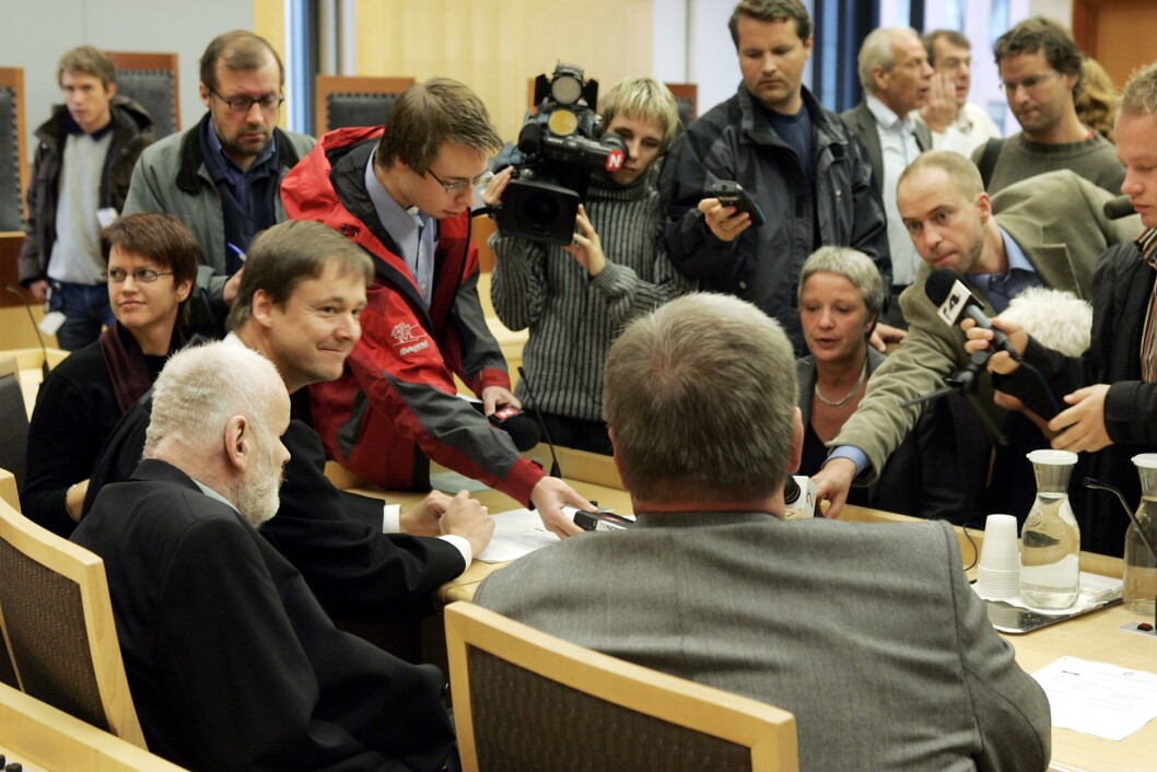 VANT TIL SLUTT: I 2004 ble Fritz Moen frikjent for drapet på Sigrid Heggheim, som han hadde sittet 18 år i fengsel for. Her er Moen sammen med Tore Sandberg (t.h.) og forsvarer John Christian Elden, omgitt av pressefolk i Borgarting lagmannsrett. Frikjennelsen kom på dagen 27 år etter at Moen ble pågrepet av politiet for første gang i forbindelse med saken. VANT TIL SLUTT: I 2004 ble Fritz Moen frikjent for drapet på Sigrid Heggheim, som han hadde sittet 18 år i fengsel for. Her er Moen sammen med Tore Sandberg (t.h.) og forsvarer John Christian Elden, omgitt av pressefolk i Borgarting lagmannsrett. Frikjennelsen kom på dagen 27 år etter at Moen ble pågrepet av politiet for første gang i forbindelse med saken.