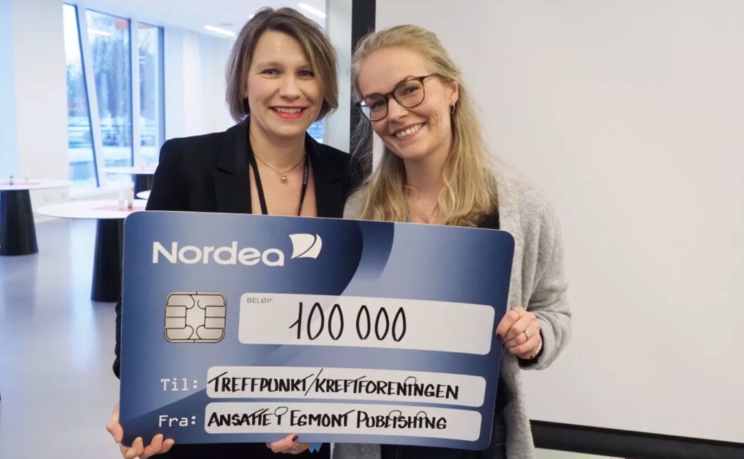 GIR OG FÅR JULEGAVE: Rina Blekkerud, redaksjonssjef i Kamille (t.v.) og Birgitte Senstad, akjsonsmedarbieder fra Treffpunkt / Kreftforeningen. GIR OG FÅR JULEGAVE: Rina Blekkerud, redaksjonssjef i Kamille (t.v.) og Birgitte Senstad, akjsonsmedarbieder fra Treffpunkt / Kreftforeningen.