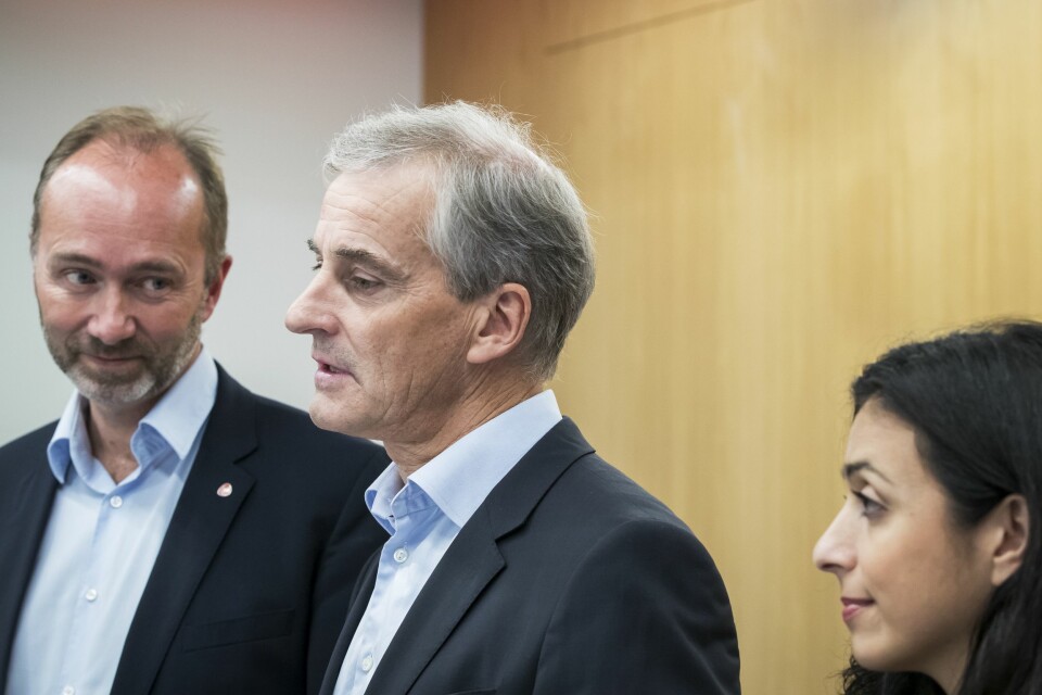 URO I AP-LEIREN: Fra venstre - nestleder Trond Giske, partileder Jonas Gahr Støre og nestleder Hadia Tajik. Bildet er fra en pressekonferanse i september.