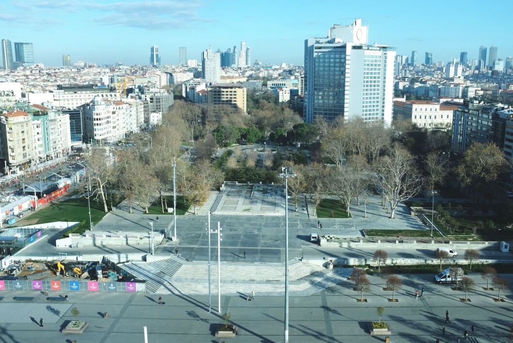 Gezi park og Taksim-plassen fremstår i dag som et generisk, betongbelagt ingenmannsland, midt i en by med 17 millioner innbyggere. Gezi park og Taksim-plassen fremstår i dag som et generisk, betongbelagt ingenmannsland, midt i en by med 17 millioner innbyggere.