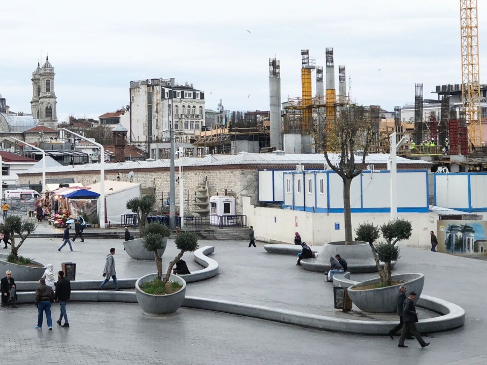 Taksim-moskeen under bygging. I forgrunnen: Det siste innen landskapsarkitektur. Taksim-moskeen under bygging. I forgrunnen: Det siste innen landskapsarkitektur.