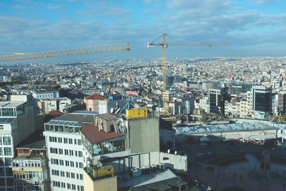 Kranene brukes på byggeplassen til Taksim-moskeen. Snart vil minaretene redefinere dette bybildet. Kranene brukes på byggeplassen til Taksim-moskeen. Snart vil minaretene redefinere dette bybildet.