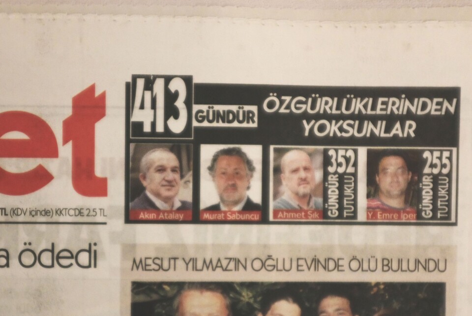 Hver dag på forsiden av Cumhuriyet telles dagene for avisens fengslede personale. Blant dem er sjefredaktør Murat Sabuncu og gravejournalist Ahmet Sik. Hver dag på forsiden av Cumhuriyet telles dagene for avisens fengslede personale. Blant dem er sjefredaktør Murat Sabuncu og gravejournalist Ahmet Sik.