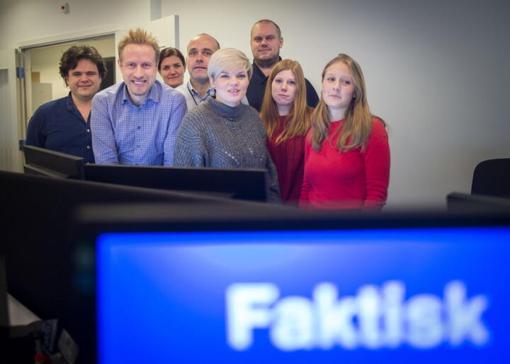 Faktisk.no-redaksjonen fotografert på et tidligere tidspunkt. Fra venstre: Jari Bakken, Kristoffer Egeberg, Maren Sæbø, Tore Bergsaker, Silje S. Skiphamn, Geir Molnes, Eva Akerbæk og Mina Liavik Karlsen. Faktisk.no-redaksjonen fotografert på et tidligere tidspunkt. Fra venstre: Jari Bakken, Kristoffer Egeberg, Maren Sæbø, Tore Bergsaker, Silje S. Skiphamn, Geir Molnes, Eva Akerbæk og Mina Liavik Karlsen.