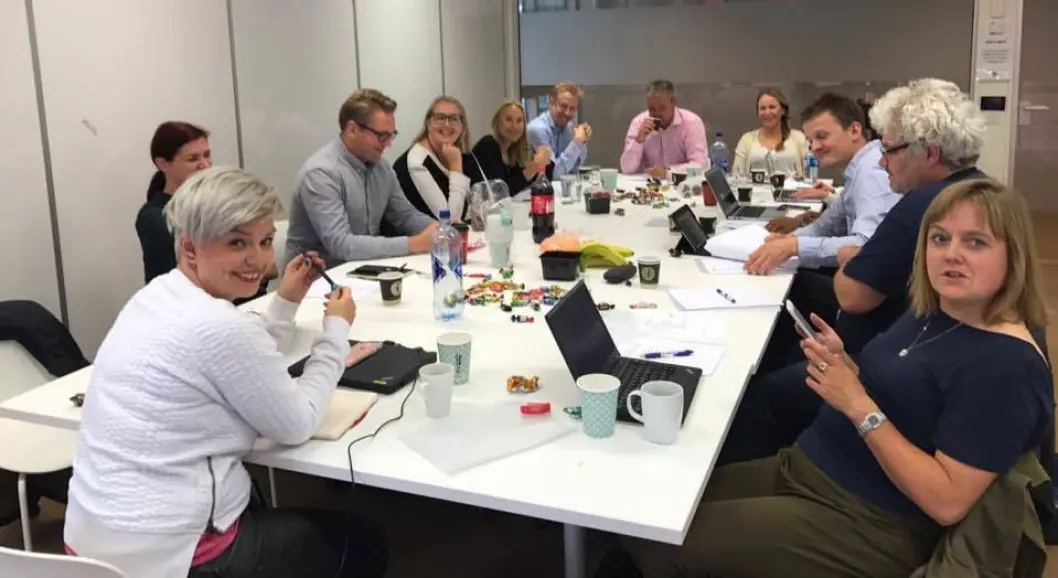 PLANLEGGER: SKUP-styret startet planleggingen av årets konferanse 24. august. Styreleder Silje Sjursen Skiphamn sitter ved bordenden, og fra venstre er Maren Sæbø, Jens Christian Nørve, Synnøve Åsebø, Maria Hasselgård, Kristoffer Egeberg, Eirik Veum, Marianne Tønset, Yohan Shanmugaratnam (skjult), Eystein Røssum, Jan Morten Bjørnbakk og Ina Gundersen. Anne Gjerde , Ingerid Salvesen og Connie Bentzrud var ikke tilstede da bildet ble tatt. Eiliv Frich Flydal tiltrådte styret rett før jul. PLANLEGGER: SKUP-styret startet planleggingen av årets konferanse 24. august. Styreleder Silje Sjursen Skiphamn sitter ved bordenden, og fra venstre er Maren Sæbø, Jens Christian Nørve, Synnøve Åsebø, Maria Hasselgård, Kristoffer Egeberg, Eirik Veum, Marianne Tønset, Yohan Shanmugaratnam (skjult), Eystein Røssum, Jan Morten Bjørnbakk og Ina Gundersen. Anne Gjerde , Ingerid Salvesen og Connie Bentzrud var ikke tilstede da bildet ble tatt. Eiliv Frich Flydal tiltrådte styret rett før jul.