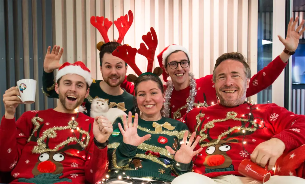 Julekanalen: (f.v.) Ørjan Bjørnstad, Thomas Paste, Hanne Bjørnevik, Simen Sveen og Michael Andreassen. Julekanalen: (f.v.) Ørjan Bjørnstad, Thomas Paste, Hanne Bjørnevik, Simen Sveen og Michael Andreassen.