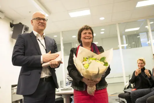 Kringkastningssjef Thor Gjermund Eriksen overleverte blomster til leder i FleRe-prosjektet Marianne Mikkelsen. Kringkastningssjef Thor Gjermund Eriksen overleverte blomster til leder i FleRe-prosjektet Marianne Mikkelsen.