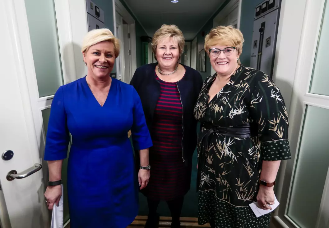 Partilederne Erna Solberg (H), Siv Jensen (Frp) (t.v.) og Trine Skei Grande (V) på Hotel Jeløy Radio, etter at Venstre har besluttet at de vil gå inn i regjering med Høyre og Frp.