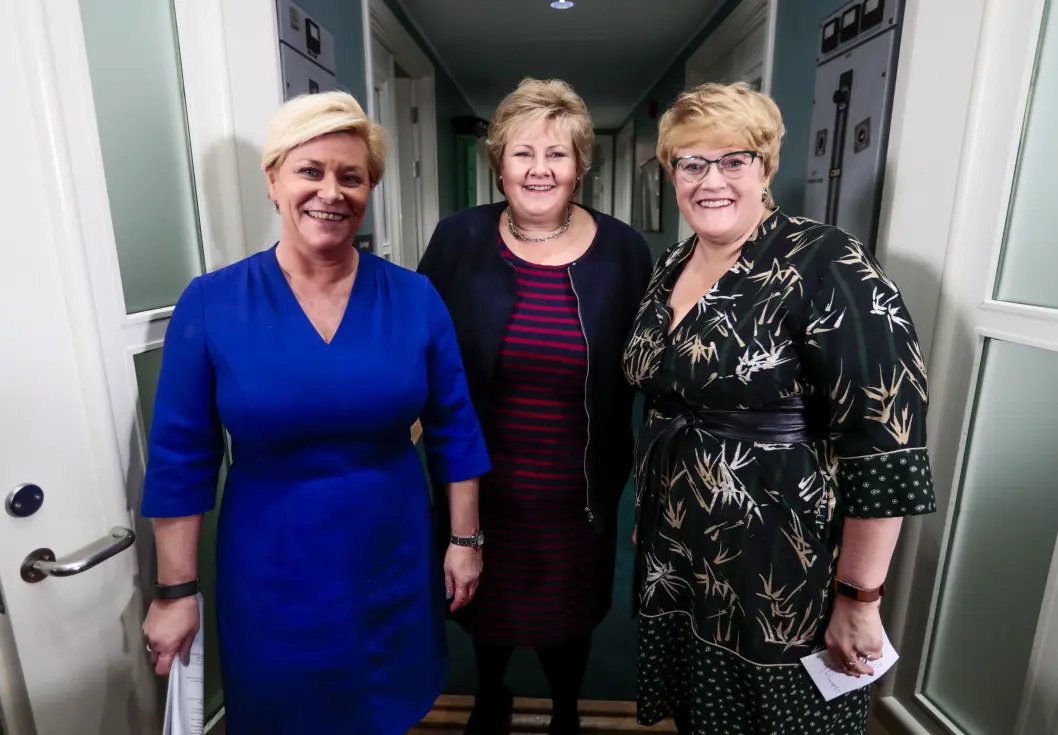 Partilederne Erna Solberg (H), Siv Jensen (Frp) (t.v.) og Trine Skei Grande (V) på Hotel Jeløy Radio, etter at Venstre har besluttet at de vil gå inn i regjering med Høyre og Frp. Partilederne Erna Solberg (H), Siv Jensen (Frp) (t.v.) og Trine Skei Grande (V) på Hotel Jeløy Radio, etter at Venstre har besluttet at de vil gå inn i regjering med Høyre og Frp.