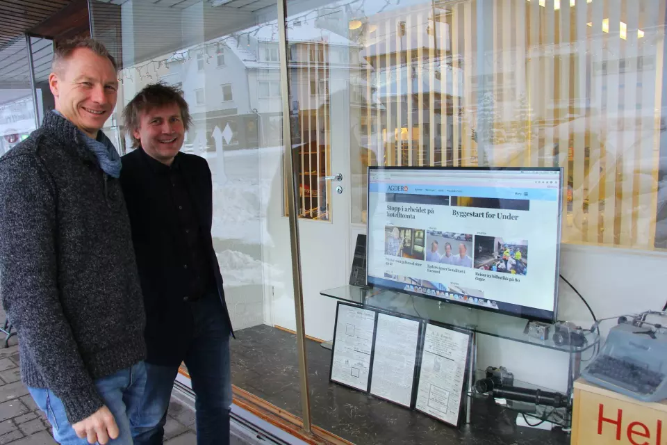 Redaktørene Sveinung W. Jensen og Fridtjof Nygaard ser på Agder24 første visning på skjermen utenfor Listers lokaler i Lyngdal.