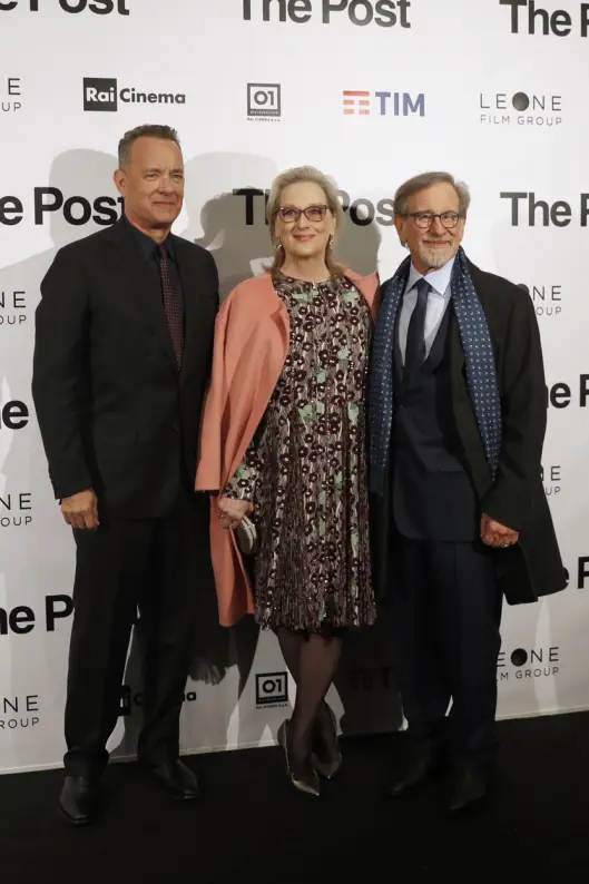 Tom Hanks, Meryl Streep og Steven Spielberg sammen på den røde løperen foran premieren på The Post i Italia. Tom Hanks, Meryl Streep og Steven Spielberg sammen på den røde løperen foran premieren på The Post i Italia.