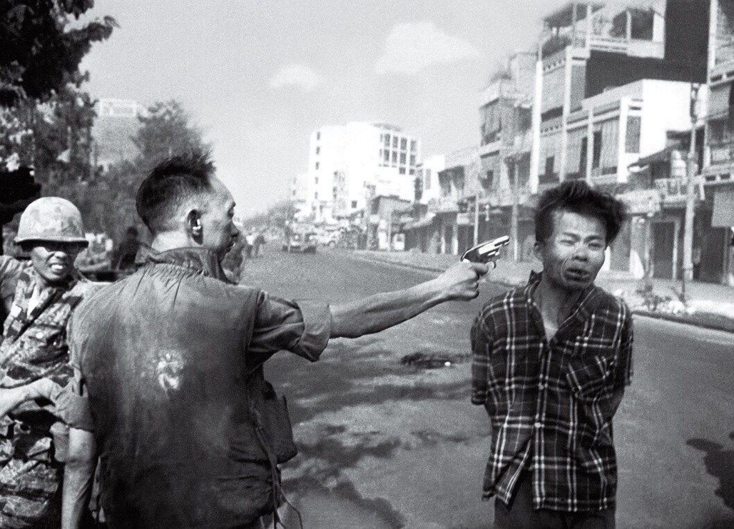 1. februar 1968 ble den amerikanske pressefotografen Eddie Adams vitne til at den sørvietnamesiske generalen Nguyen Ngoc Loan likviderte krigsfangen Nguyen Van Lemen på åpen gate i Saigon. Bildet han tok ble historisk. 1. februar 1968 ble den amerikanske pressefotografen Eddie Adams vitne til at den sørvietnamesiske generalen Nguyen Ngoc Loan likviderte krigsfangen Nguyen Van Lemen på åpen gate i Saigon. Bildet han tok ble historisk.