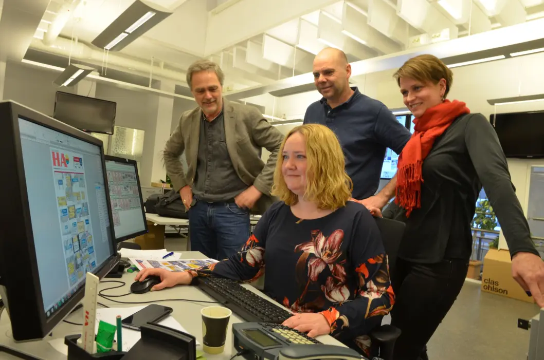 LAGER STOR AVIS: Vaktsjef Marianne Thoresen ved pulten, sjefredaktør Carsten Bleness t.v., nyhetsredaktør John Arne Holmlund og digitalredaktør Anne Ekornholmen. LAGER STOR AVIS: Vaktsjef Marianne Thoresen ved pulten, sjefredaktør Carsten Bleness t.v., nyhetsredaktør John Arne Holmlund og digitalredaktør Anne Ekornholmen.