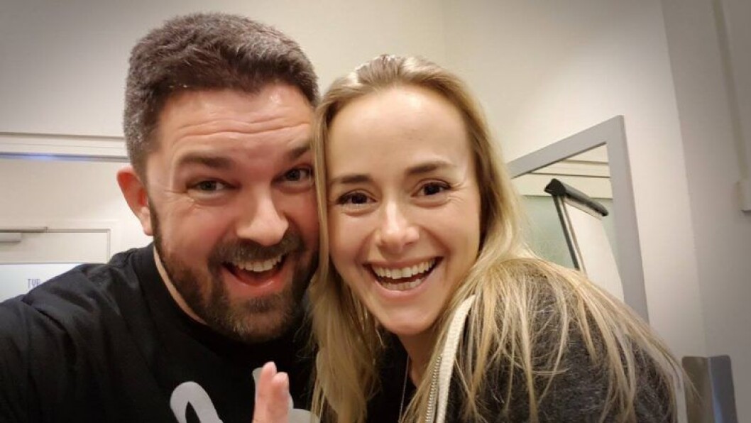 Marius Karlsen (t.v.) snakker med «Helsesista». Marius Karlsen (t.v.) snakker med «Helsesista».