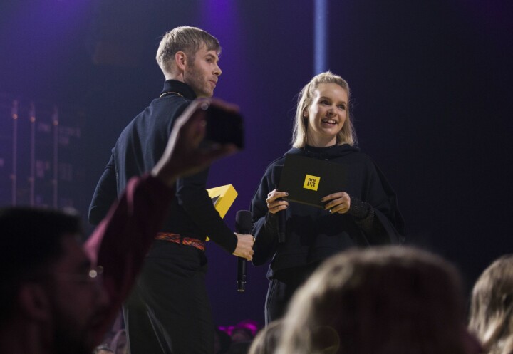 Christine Dancke og Lars Vaular annonserer Karpe Diem som vinnerne av årets liveartist på «P3 GULL» i november.