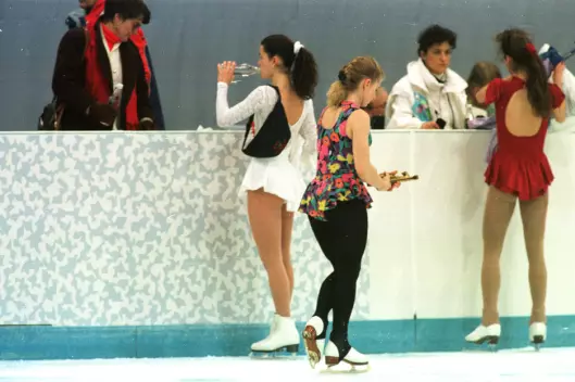 1994: Hamar OL-amfi Nordlyshallen. Amerikanerne Nancy Kerrigan (tv) og Tonya Harding sammen på trening.