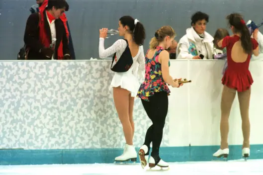 1994: Hamar OL-amfi Nordlyshallen. Amerikanerne Nancy Kerrigan (tv) og Tonya Harding sammen på trening. 1994: Hamar OL-amfi Nordlyshallen. Amerikanerne Nancy Kerrigan (tv) og Tonya Harding sammen på trening.