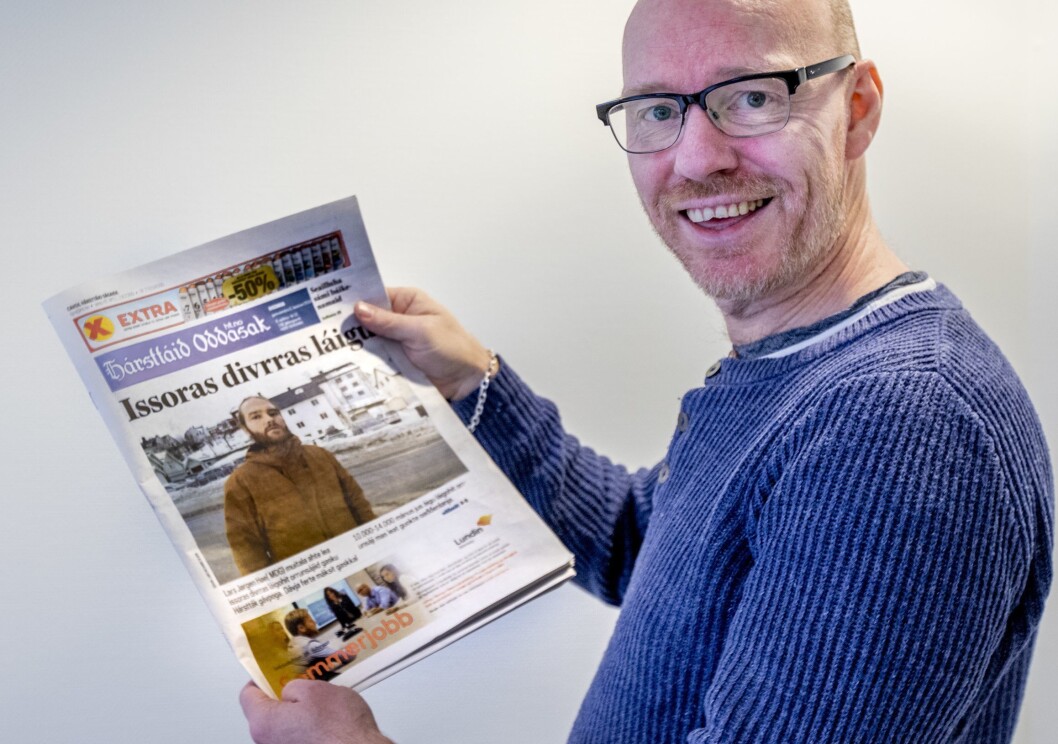 Sjefredaktør Kjell Rune Henriksen i Harstad Tidende med dagens samiske forside. Sjefredaktør Kjell Rune Henriksen i Harstad Tidende med dagens samiske forside.