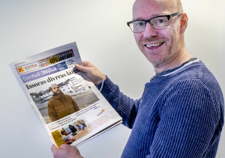 Sjefredaktør Kjell Rune Henriksen i Harstad Tidende med dagens samiske forside.