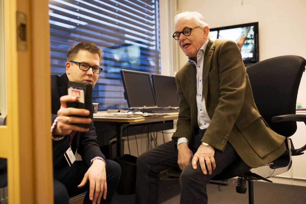Sistemann ut: Lysholm viser en imponert Arne Strand Cxense, progammet som følger nettrafikken i detalj. 74-åringens entusiasmen dempes derimot noe når han får vite at de fleste på huset har hatt tilgang på både klikk og geografisk spredning siden 2015. Sistemann ut: Lysholm viser en imponert Arne Strand Cxense, progammet som følger nettrafikken i detalj. 74-åringens entusiasmen dempes derimot noe når han får vite at de fleste på huset har hatt tilgang på både klikk og geografisk spredning siden 2015.