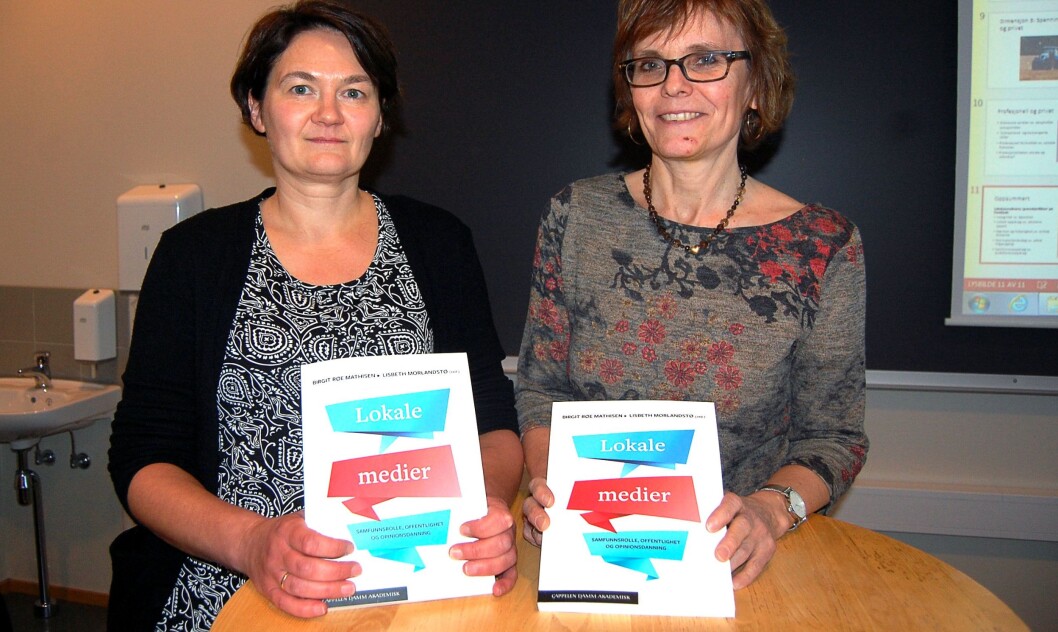 LOKALJOURNALISTIKK. Birgit Røe Mathisen (t.v.) og Lisbeth Morlandstø har vært redaktører for den nye boka om lokaljournalistikk. LOKALJOURNALISTIKK. Birgit Røe Mathisen (t.v.) og Lisbeth Morlandstø har vært redaktører for den nye boka om lokaljournalistikk.