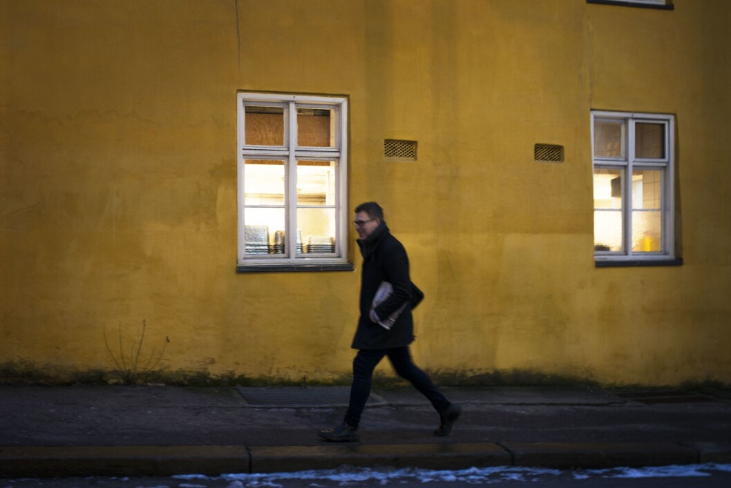 Grubbegata 08:10: Det er enda mørkt ute når sjefredaktør Lysholm traver til jobb, med dagens avisbunke under armen. Grubbegata 08:10: Det er enda mørkt ute når sjefredaktør Lysholm traver til jobb, med dagens avisbunke under armen.
