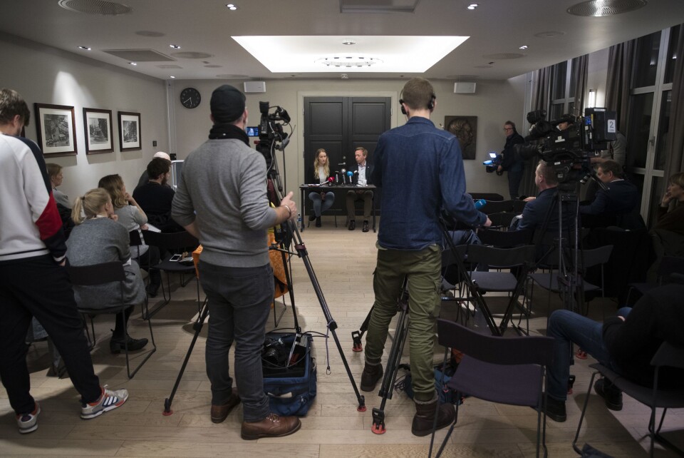 Fungerende leder i Unge Høyre Sandra Bruflot og Høyres generalsekretær John-Ragnar Aarset orienterte pressen om varslersakene i Unge Høyre på en pressekonferanse 16. januar. Fungerende leder i Unge Høyre Sandra Bruflot og Høyres generalsekretær John-Ragnar Aarset orienterte pressen om varslersakene i Unge Høyre på en pressekonferanse 16. januar.