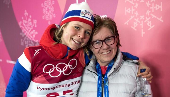 Aftenposten-journalist Mette Bugge pensjonerer seg ved nyttår. Her er hun avbildet med OL-vinner Maren Lundby.