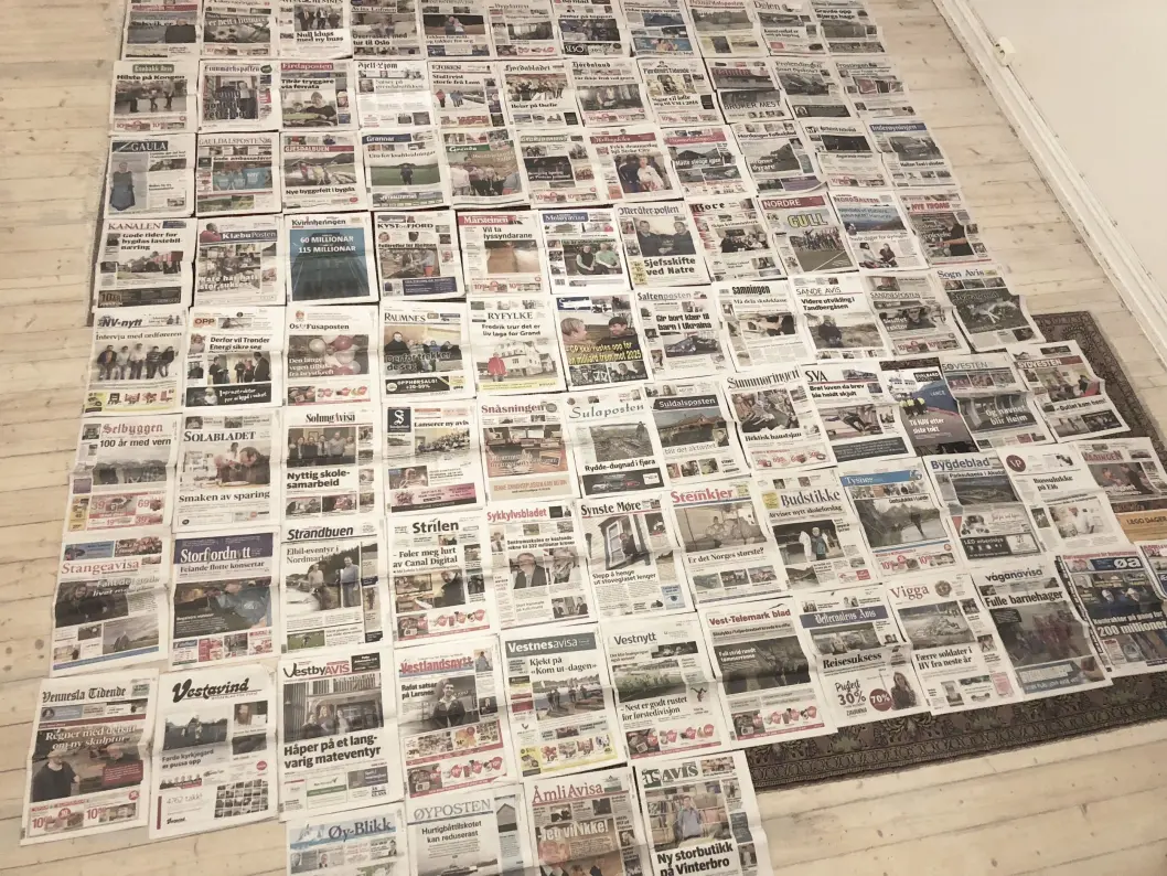 Jeg la alle lokalavisene jeg fikk av LLA alfabetisk utover stuegulvet. Lokalavisen skal være lim og lupe, heter det i festtaler. Men her var det mye lim og lite lupe. Jeg la alle lokalavisene jeg fikk av LLA alfabetisk utover stuegulvet. Lokalavisen skal være lim og lupe, heter det i festtaler. Men her var det mye lim og lite lupe.