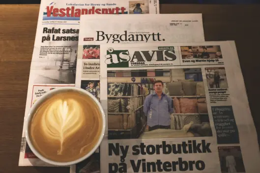Kombinasjonen kaffelatte og lokalavis er muligens blasfemi, men har du prøvd det selv? Kombinasjonen kaffelatte og lokalavis er muligens blasfemi, men har du prøvd det selv?