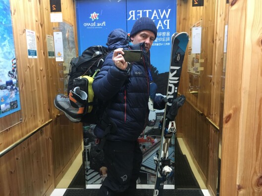 Cornelius Poppe på tur ut tidlig torsdag morgen - klar for en lang dag i alpinbakken. Cornelius Poppe på tur ut tidlig torsdag morgen - klar for en lang dag i alpinbakken.