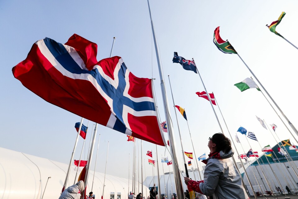 Det nederlandske flagget i flaggborgen i internasjonale sonen i deltagerlandsbyen blir tatt ned. Mange gjerder og partytelt. Nå sikres området for å unngå ytterligere personskader.