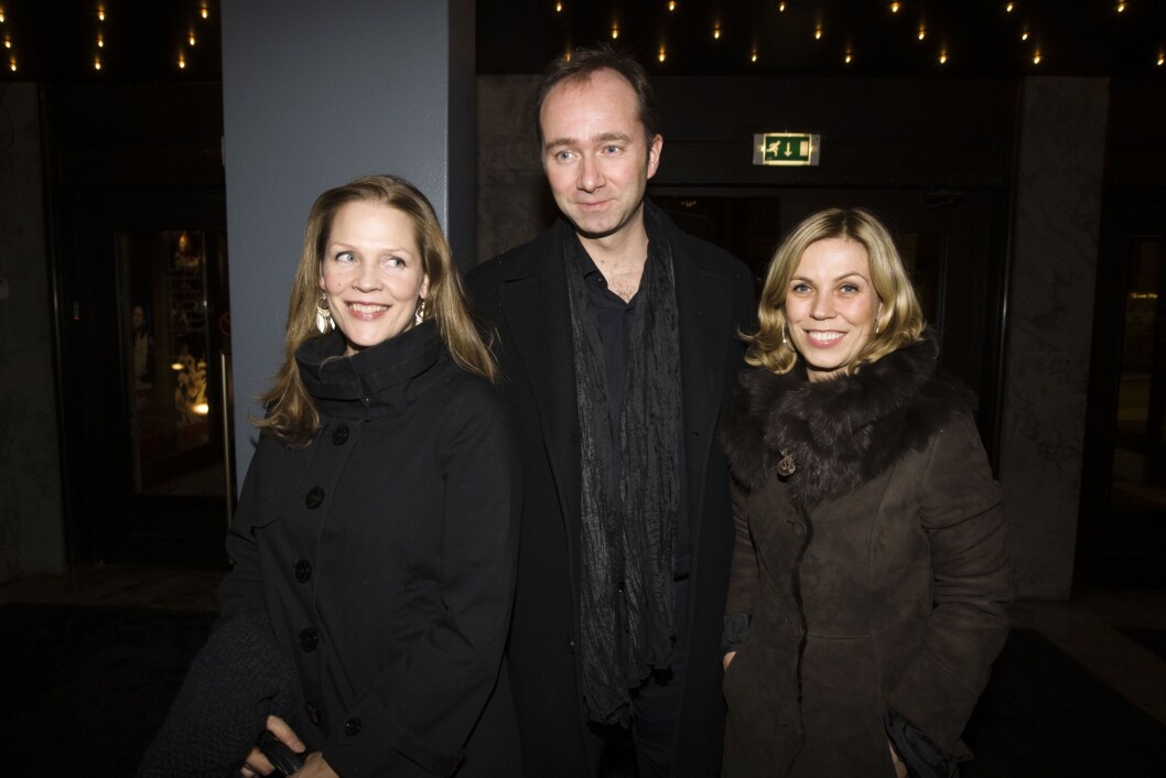 Forfatter Åsne Seierstad (t.v.) sammen med kulturminister Trond Giske og ekssamboer til Giske, Anne Grethe Moe (t.h.) på vei inn til premiereforestillingen på Les Misérables på Hovedscenen, Oslo Nye Teater i 2009. Forfatter Åsne Seierstad (t.v.) sammen med kulturminister Trond Giske og ekssamboer til Giske, Anne Grethe Moe (t.h.) på vei inn til premiereforestillingen på Les Misérables på Hovedscenen, Oslo Nye Teater i 2009.