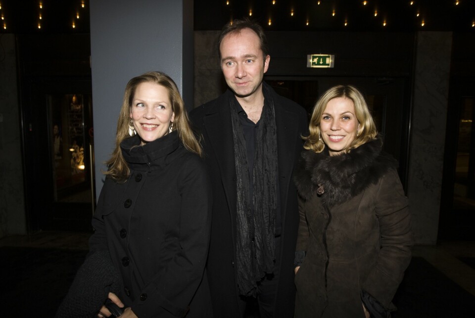 Forfatter Åsne Seierstad (t.v.) sammen med kulturminister Trond Giske og ekssamboer til Giske, Anne Grethe Moe (t.h.) på vei inn til premiereforestillingen på Les Misérables på Hovedscenen, Oslo Nye Teater i 2009.